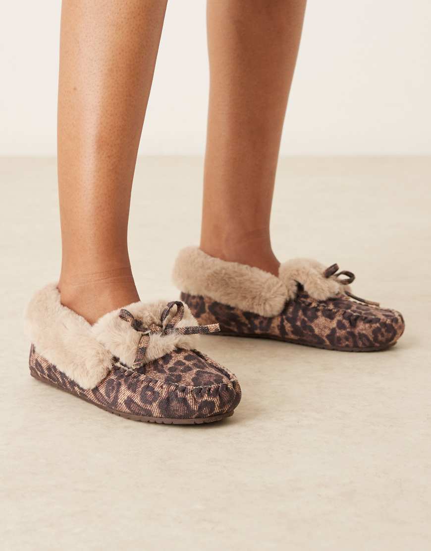 ASOS DESIGN - Zelda - Mokassin-Hausschuhe mit Leopardenmuster-Bunt ASOS DESIGN - Zelda - Mokassin-Hausschuhe mit Leopardenmuster-Bunt von ASOS DESIGN