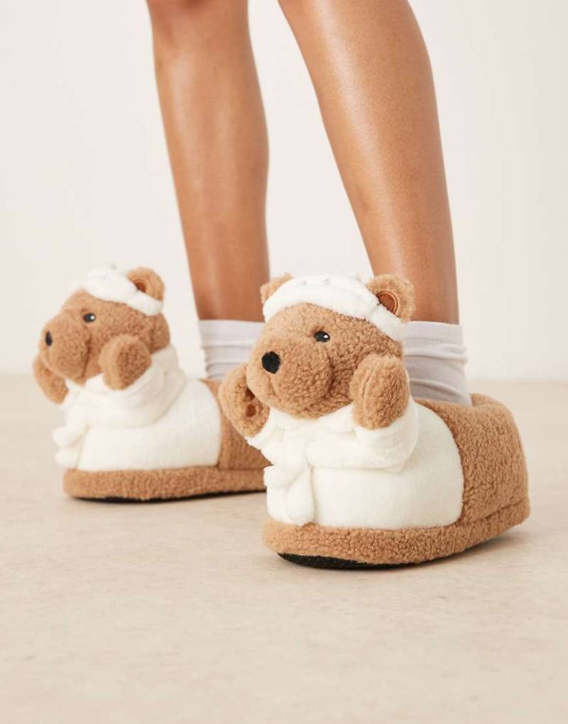 ASOS DESIGN - Zemi - Hausschuhe aus Teddyfell in Hellbraun mit Bademantel-Teddybär-Design ASOS DESIGN - Zemi - Hausschuhe aus Teddyfell in Hellbraun mit Bademantel-Teddybär-Design von ASOS DESIGN
