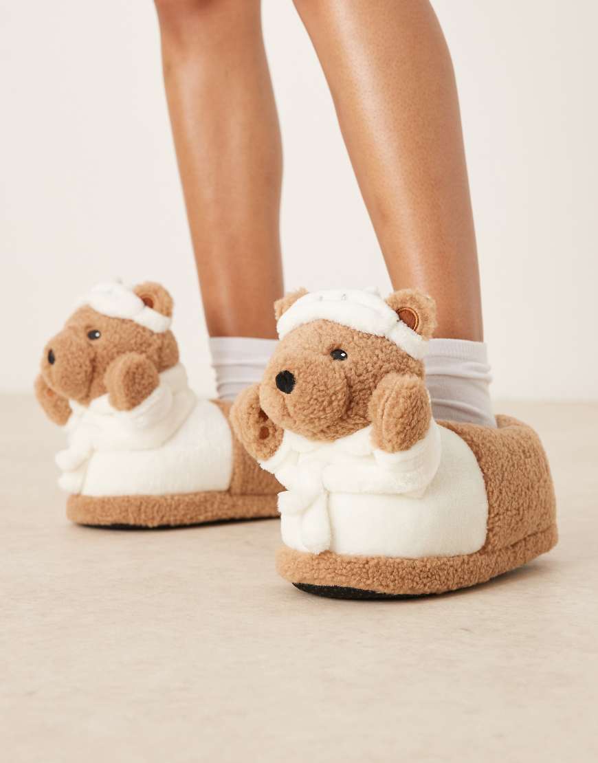 ASOS DESIGN - Zemi - Hausschuhe aus Teddyfell in Hellbraun mit Bademantel-Teddybär-Design von ASOS DESIGN