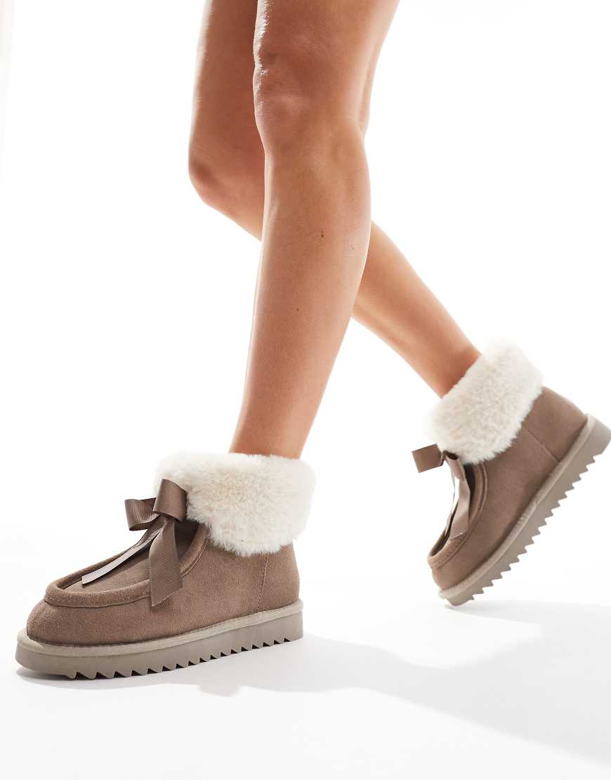 ASOS DESIGN - Zeppy - Hochwertige Bootie-Hausschuhe aus Wildleder in Taupe mit Schleifendetail-Neutral von ASOS DESIGN