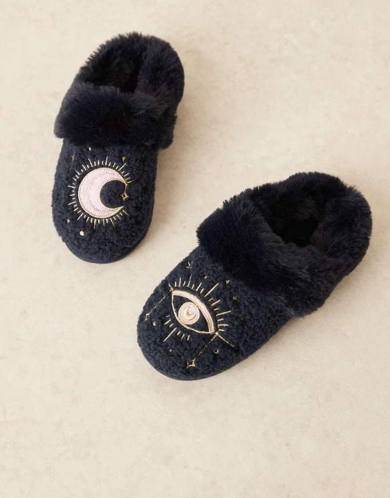 ASOS DESIGN - Zibby - Hausschuhe in Marineblau mit Himmelskörper-Stickerei von ASOS DESIGN