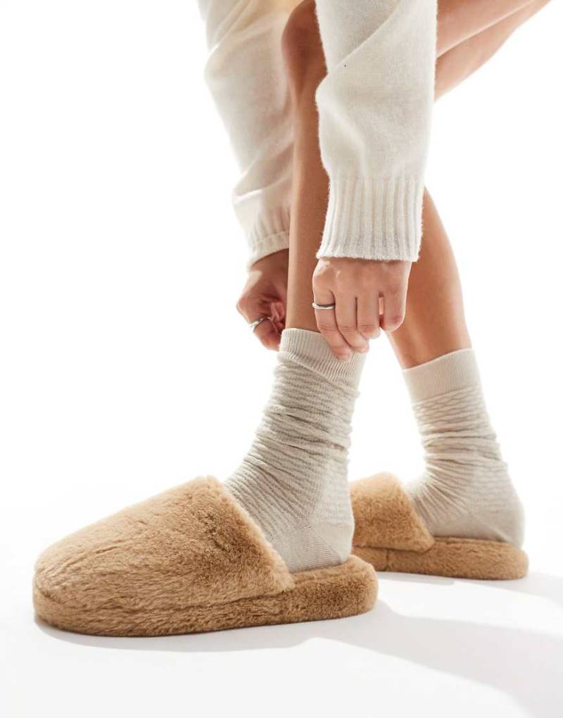 ASOS DESIGN - Zina - Hausschuhe in Hellbraun mit geschlossener Zehenpartie von ASOS DESIGN