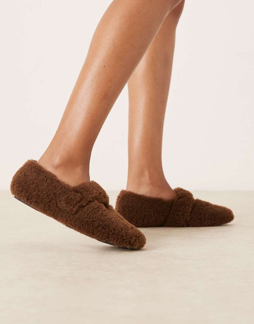 ASOS DESIGN - Zinnia - Ballerina-Hausschuhe in Schokobraun mit Teddyfell von ASOS DESIGN