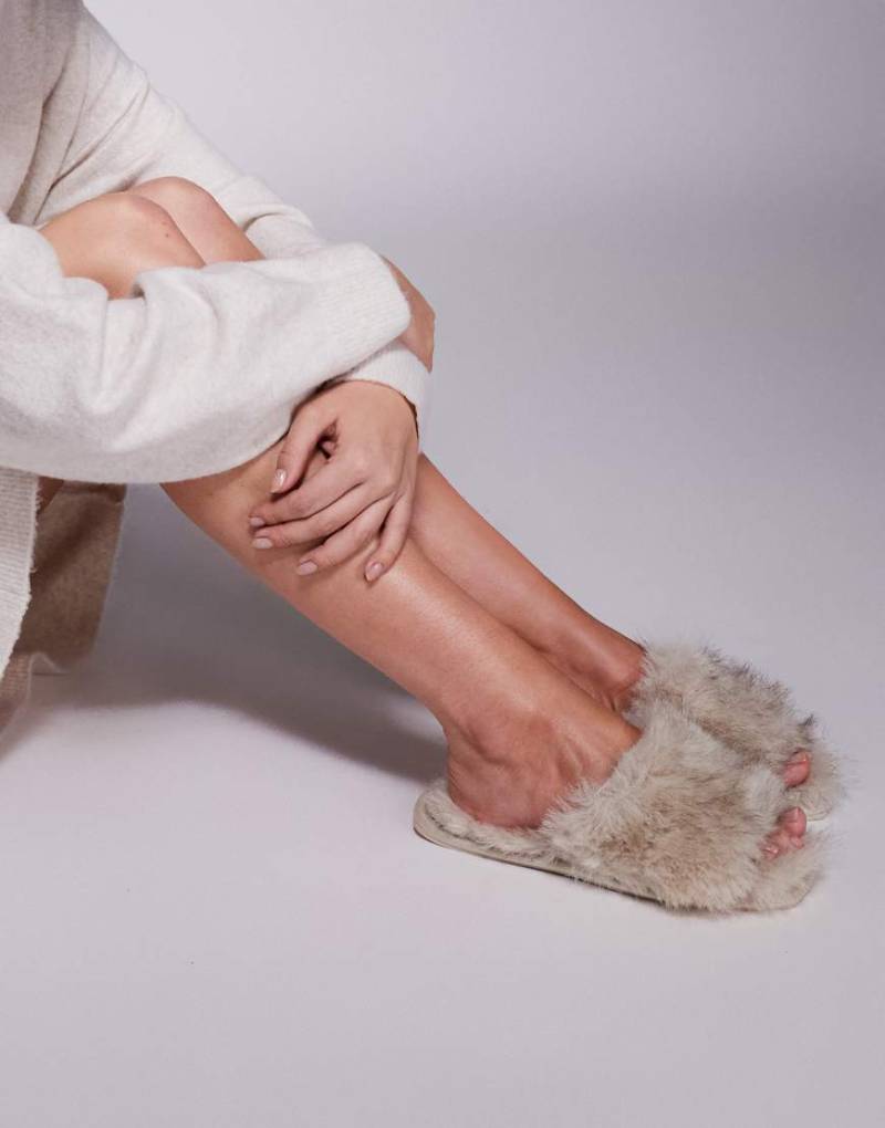 ASOS DESIGN - Ziva - Pantoletten in Creme mit Kunstpelzbesatz-Neutral von ASOS DESIGN