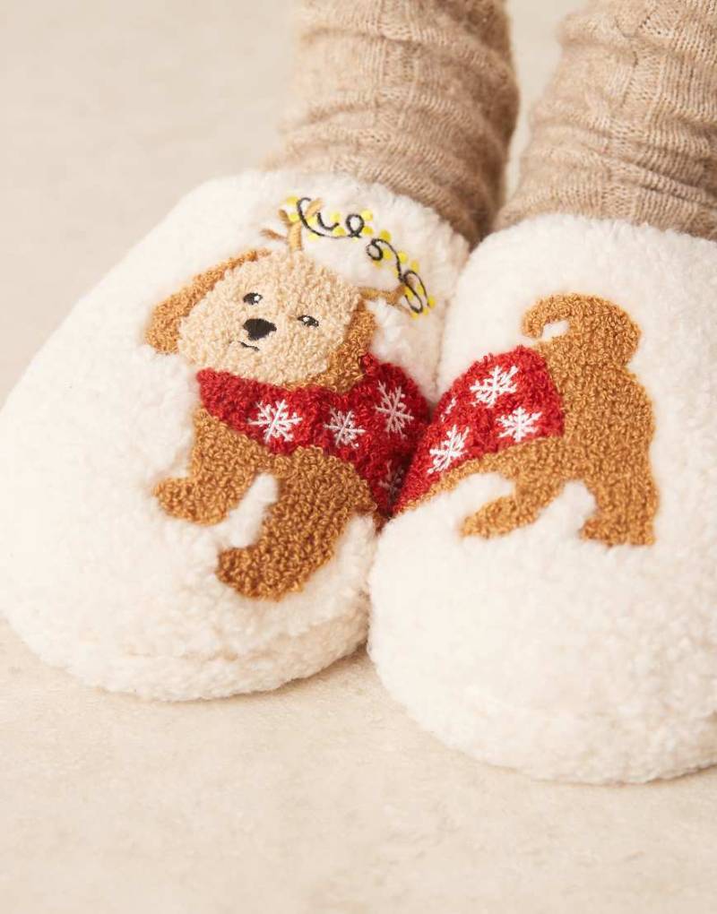 ASOS DESIGN - Zizi - Hausschuhe aus Teddyfell in Creme mit Cavapoo-Stickerei-Weiß ASOS DESIGN - Zizi - Hausschuhe aus Teddyfell in Creme mit Cavapoo-Stickerei-Weiß von ASOS DESIGN