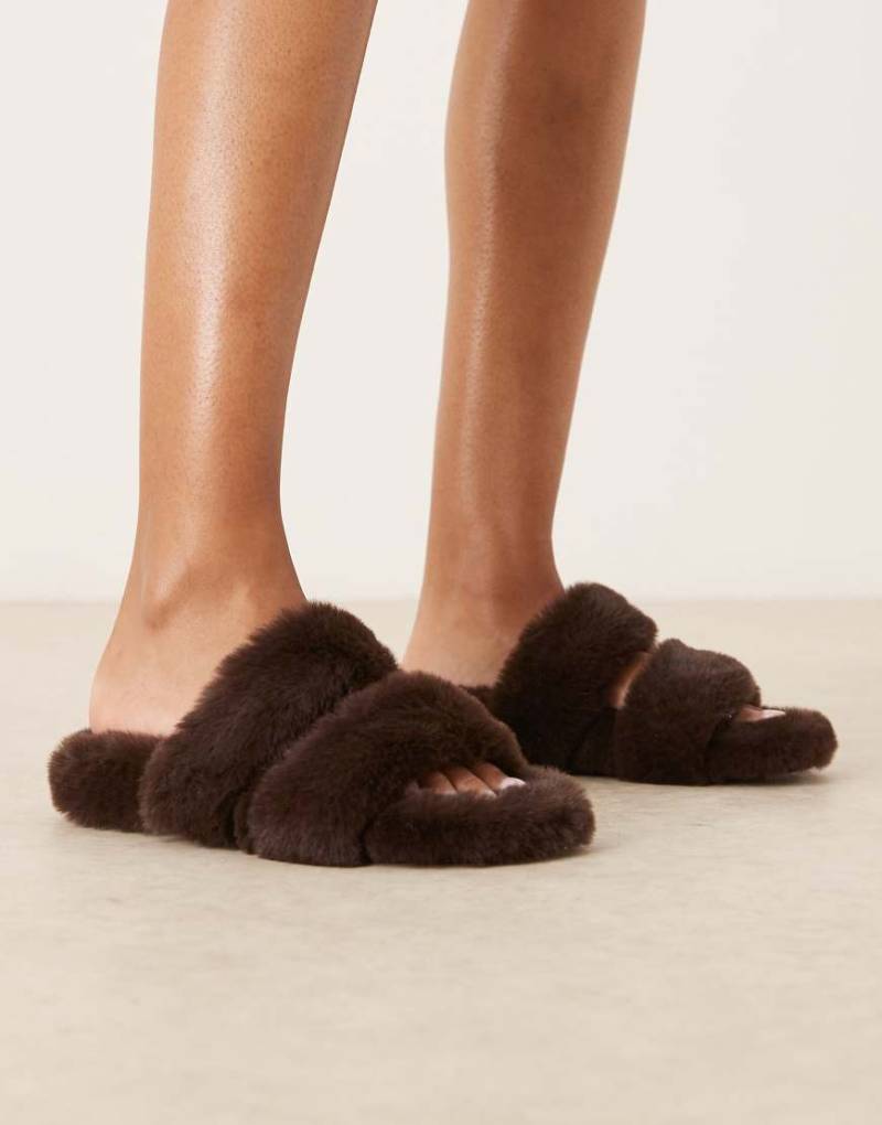 ASOS DESIGN - Zoey - Mule-Pantoletten in Schokobraun mit doppeltem Riemen von ASOS DESIGN