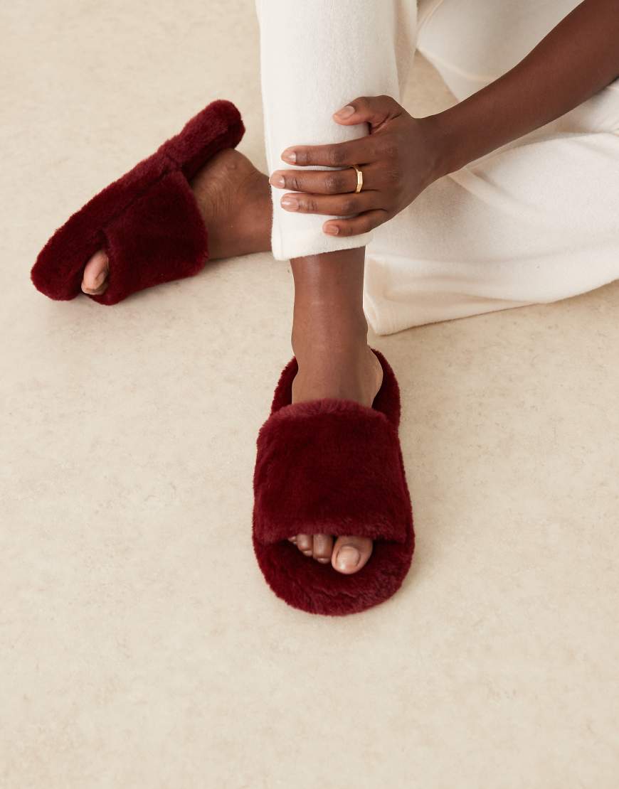 ASOS DESIGN - Zofia - Hausschuhe im Mules-Stil aus Kunstpelz in Burgunderrot von ASOS DESIGN