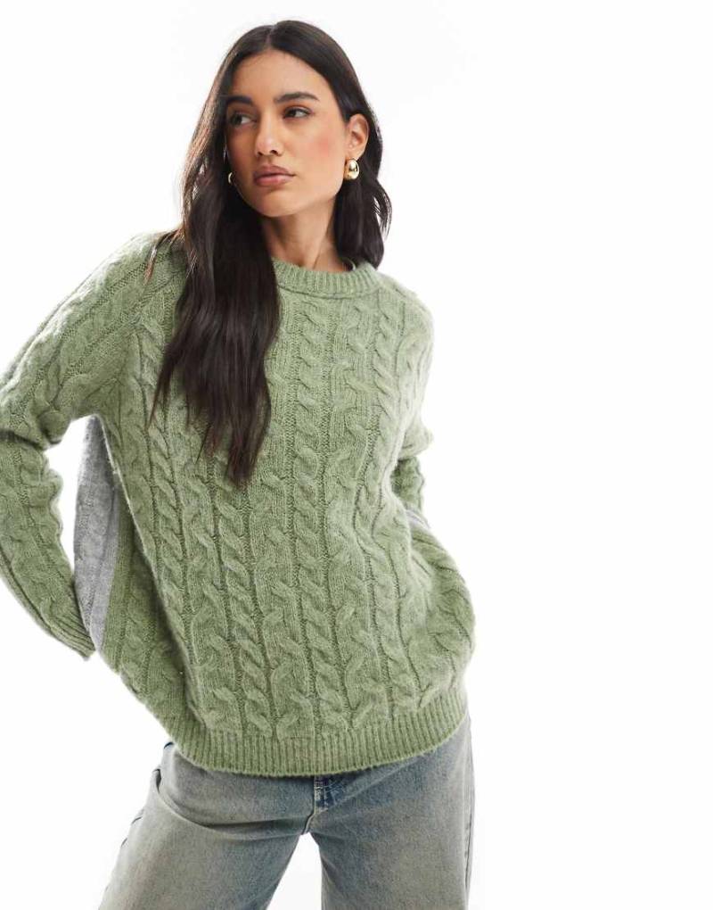 ASOS DESIGN - Zopfstrickpullover mit Farbblockdesign in Grau und Rundhalsausschnitt von ASOS DESIGN