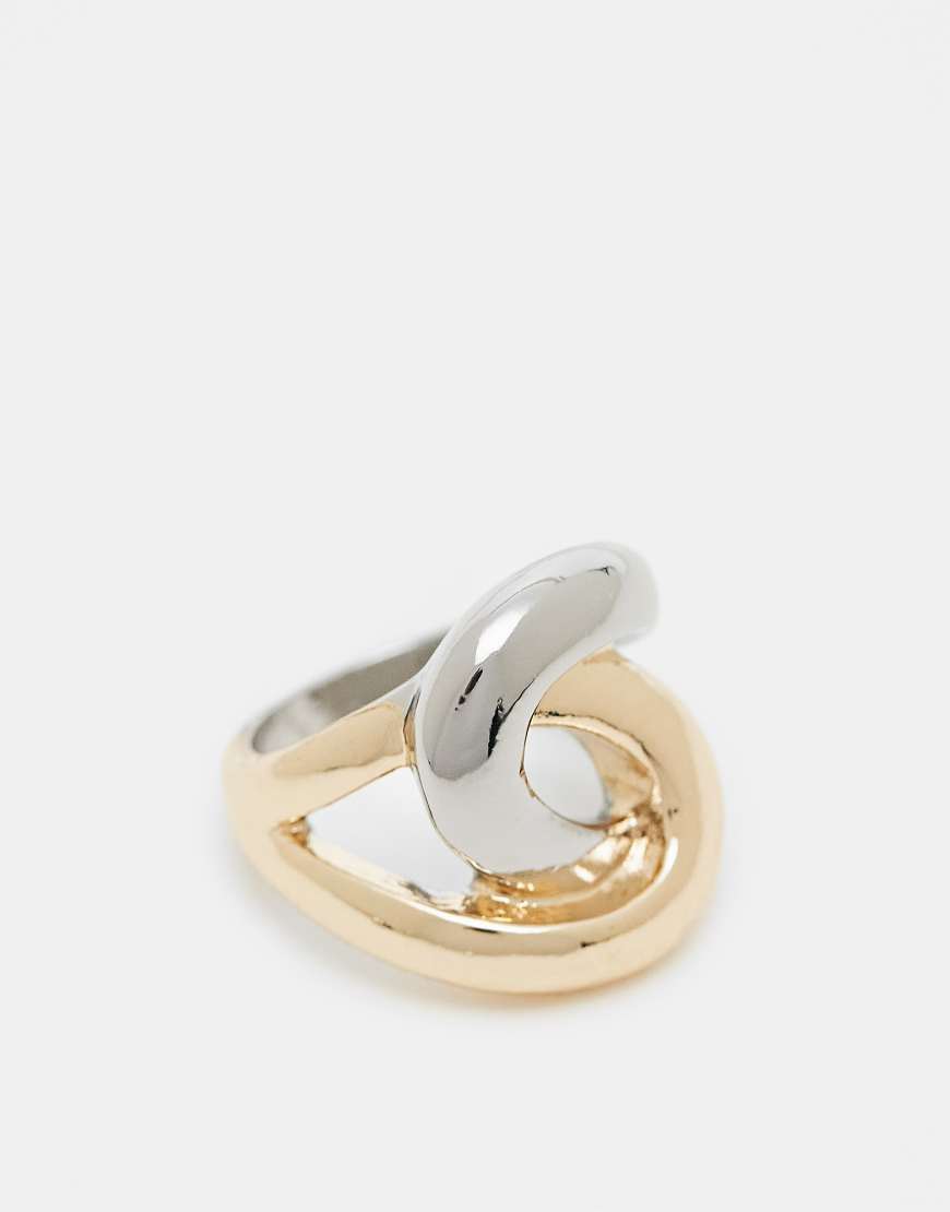 ASOS DESIGN - Zweifarbiger Ring in Silber- und Gold-Optik mit ineinandergreifendem Design-Bunt von ASOS DESIGN