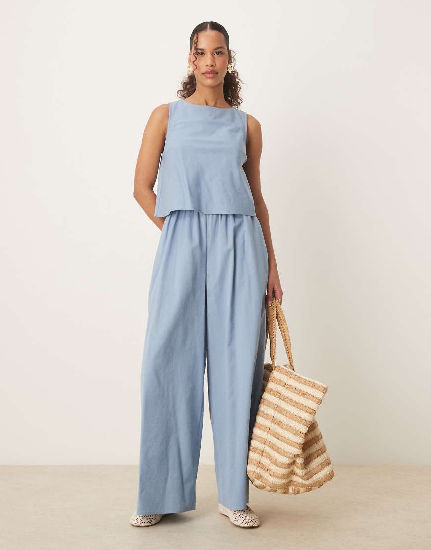 ASOS DESIGN - Zweilagiger Jumpsuit aus blauem Denim mit Rückenausschnitt von ASOS DESIGN