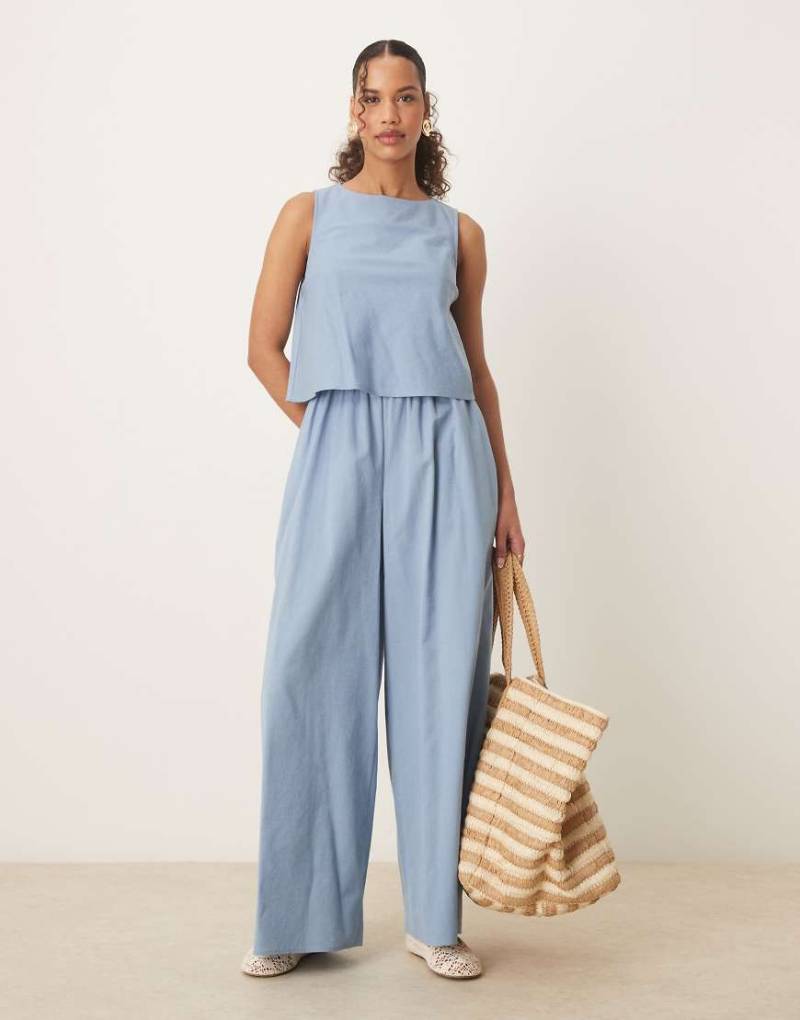 ASOS DESIGN - Zweilagiger Jumpsuit aus blauem Denim mit Rückenausschnitt von ASOS DESIGN
