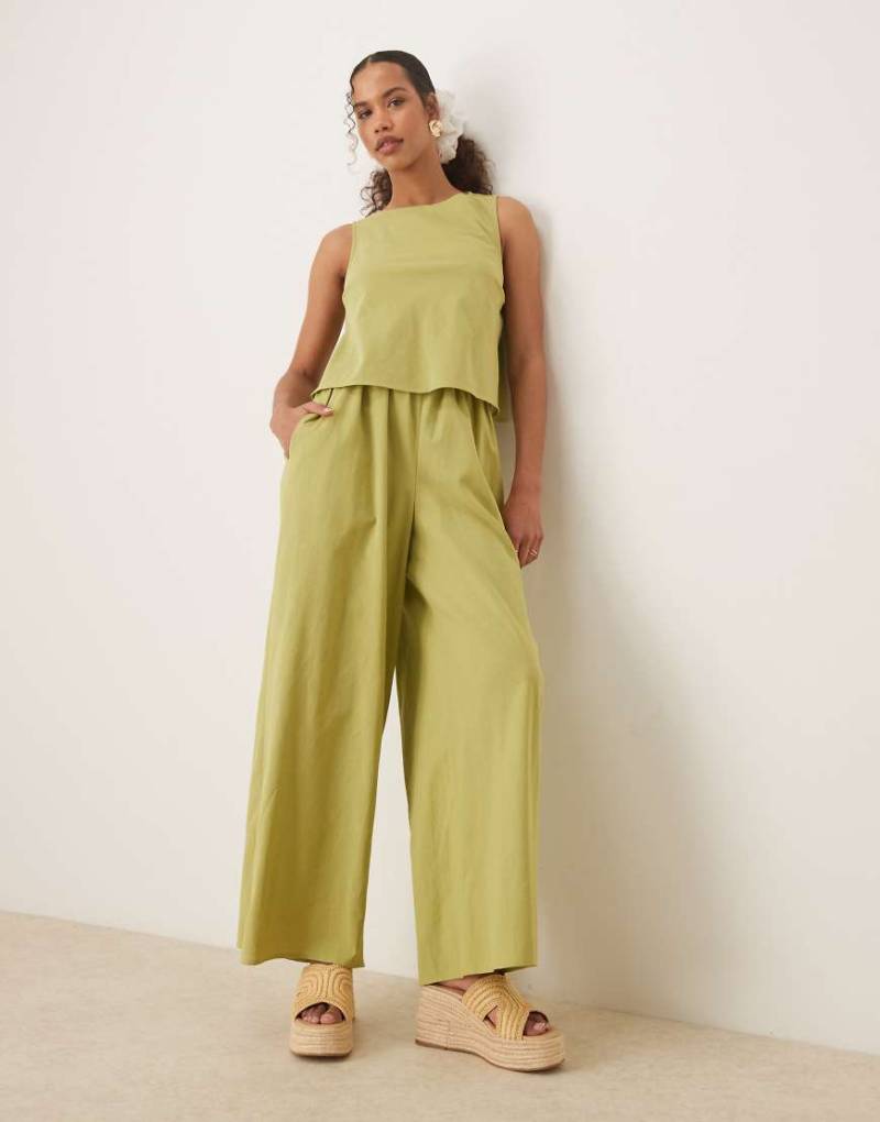 ASOS DESIGN - Zweilagiger Jumpsuit in Khaki mit Rückenausschnitt-Grün von ASOS DESIGN