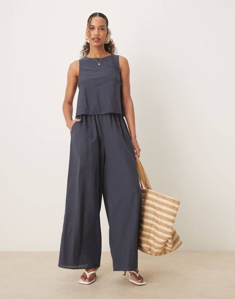ASOS DESIGN - Zweilagiger Jumpsuit in Marineblau mit Rückenausschnitt von ASOS DESIGN