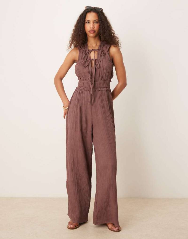 ASOS DESIGN - Zweilagiger Jumpsuit in Schokobraun mit geraffter Brustpartie von ASOS DESIGN