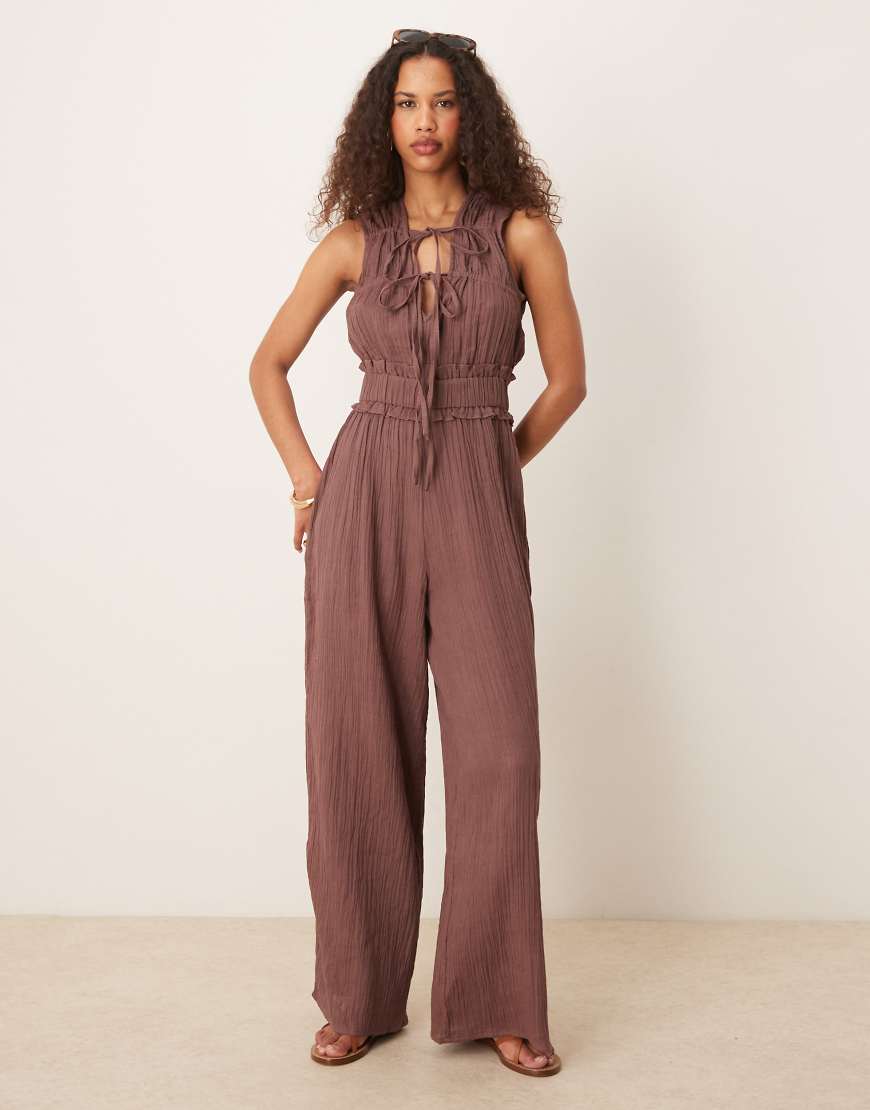 ASOS DESIGN - Zweilagiger Jumpsuit in Schokobraun mit geraffter Brustpartie von ASOS DESIGN