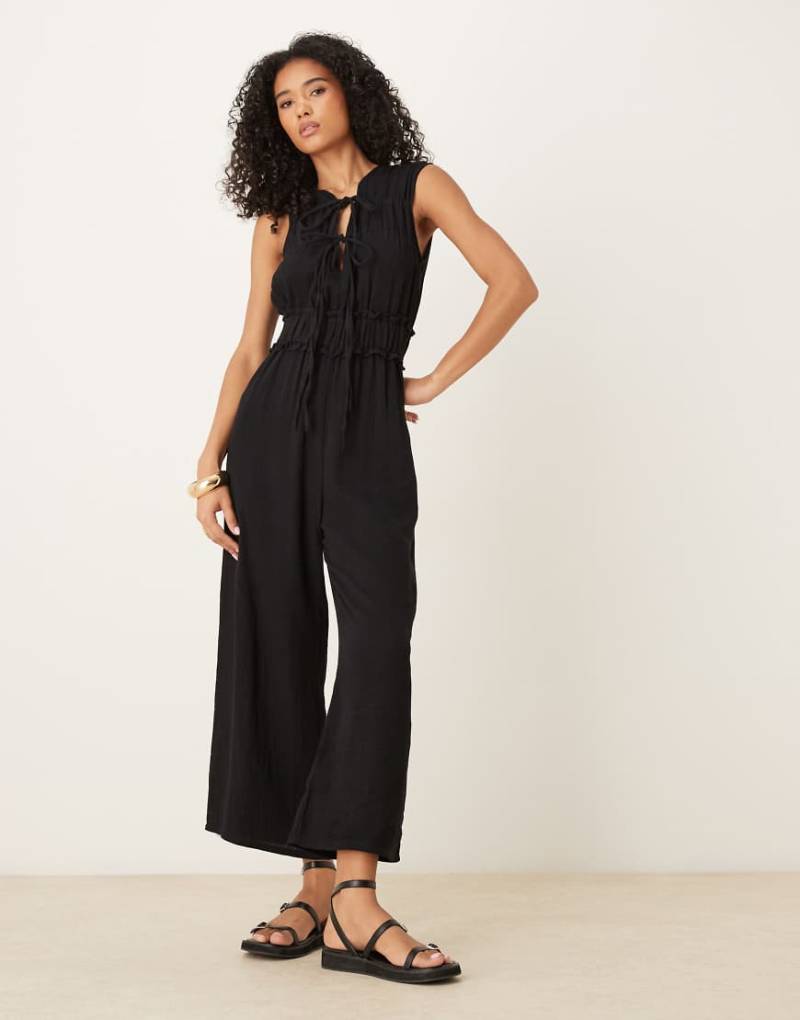ASOS DESIGN - Zweilagiger Jumpsuit in Schwarz mit geraffter Brustpartie von ASOS DESIGN