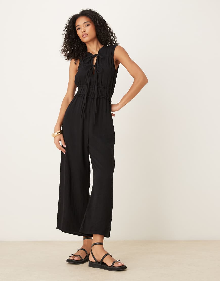 ASOS DESIGN - Zweilagiger Jumpsuit in Schwarz mit geraffter Brustpartie von ASOS DESIGN