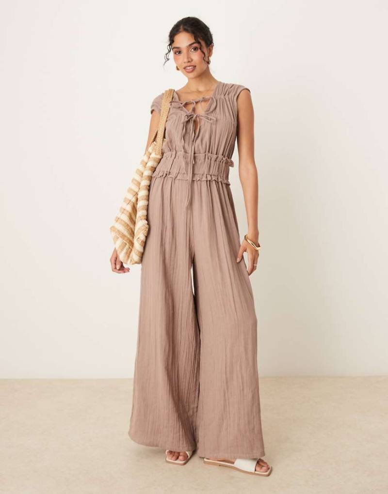 ASOS DESIGN - Zweilagiger Jumpsuit in Taupe mit geraffter Brustpartie-Neutral von ASOS DESIGN