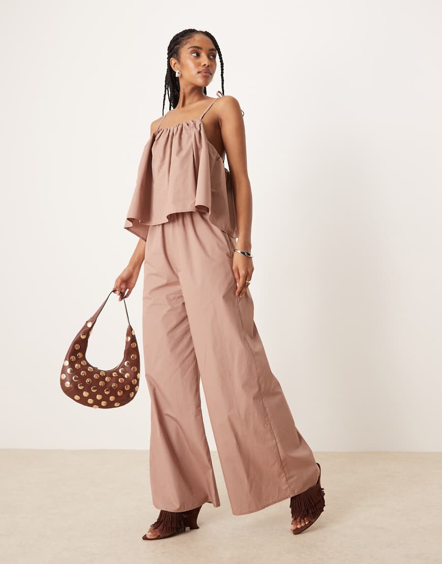 ASOS DESIGN - Zweilagiger Multiway-Jumpsuit in Taupe mit weitem Bein-Braun ASOS DESIGN - Zweilagiger Multiway-Jumpsuit in Taupe mit weitem Bein-Braun von ASOS DESIGN