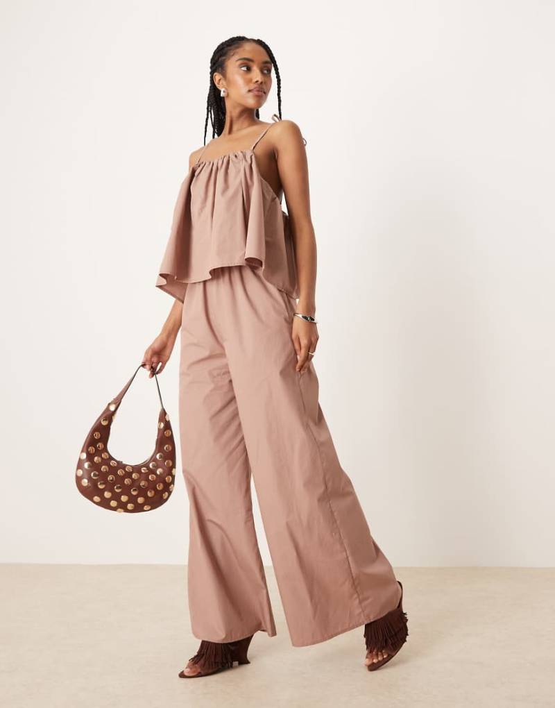 ASOS DESIGN - Zweilagiger Multiway-Jumpsuit in Taupe mit weitem Bein-Braun von ASOS DESIGN
