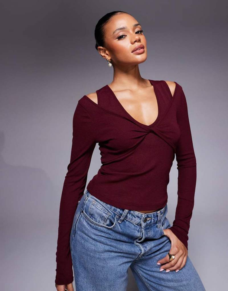 ASOS DESIGN - Zweilagiges, langärmliges Oberteil in dunklem Beerenrot mit verdrehter Brustpartie-Lila von ASOS DESIGN