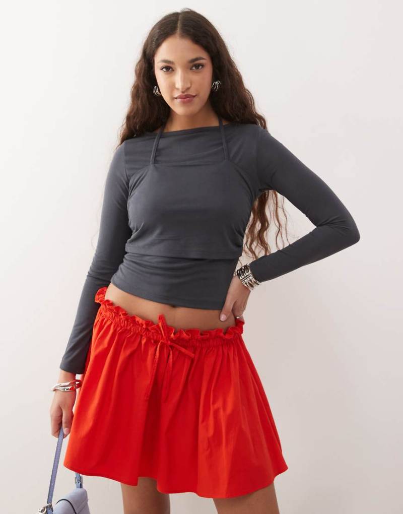 ASOS DESIGN - Zweilagiges Oberteil in Anthrazit mit gerafftem Neckholder-Design-Grau von ASOS DESIGN