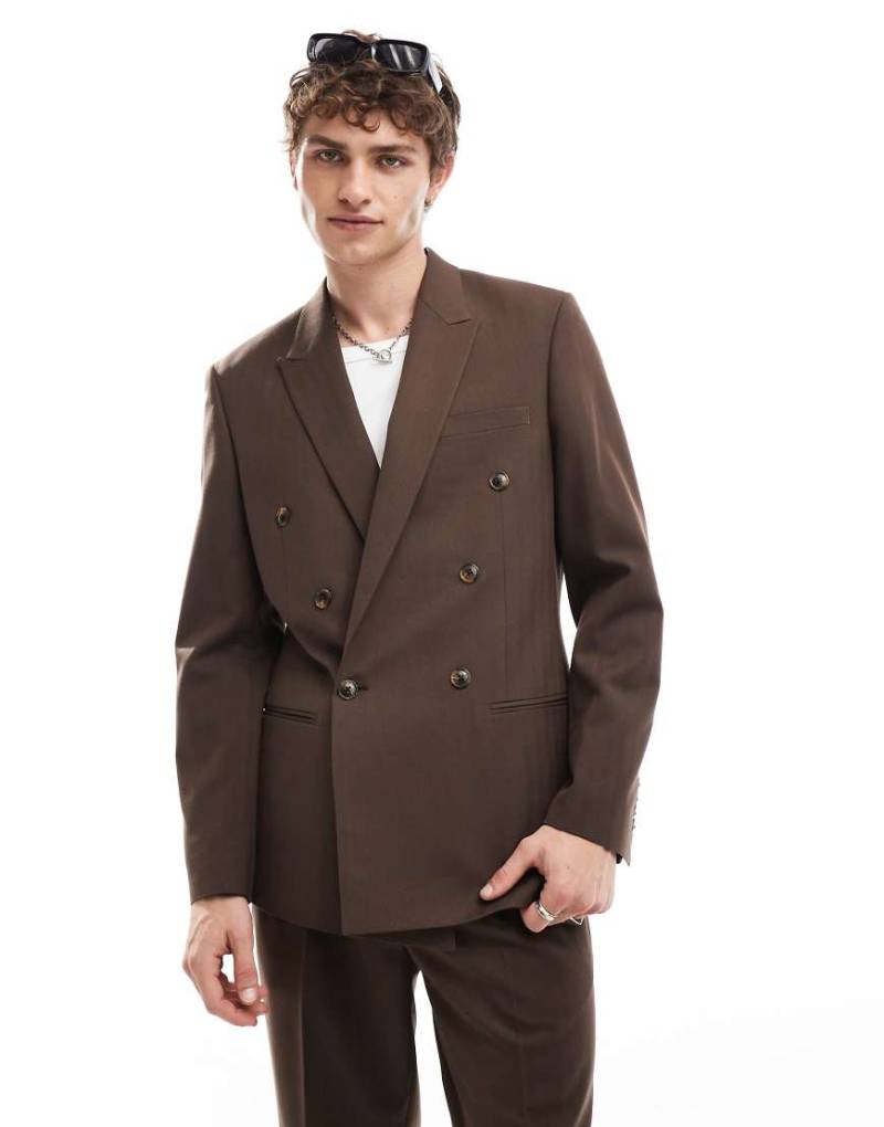 ASOS DESIGN - Zweireihige Anzugjacke in Braun mit Fischgrätmuster von ASOS DESIGN