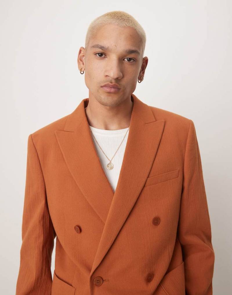 ASOS DESIGN - Zweireihige Anzugjacke in Rost mit Knitterstruktur und schmalem Schnitt-Rot von ASOS DESIGN