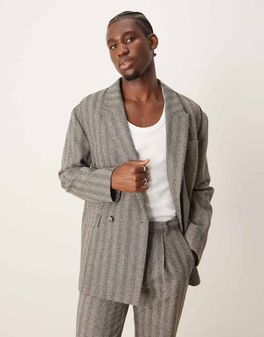 ASOS DESIGN - Zweireihige Anzugjacke mit Fischgrätmuster in Anthrazit mit lockerem, bequemem Schnitt-Grau ASOS DESIGN - Zweireihige Anzugjacke mit Fischgrätmuster in Anthrazit mit lockerem, bequemem Schnitt-Grau von ASOS DESIGN