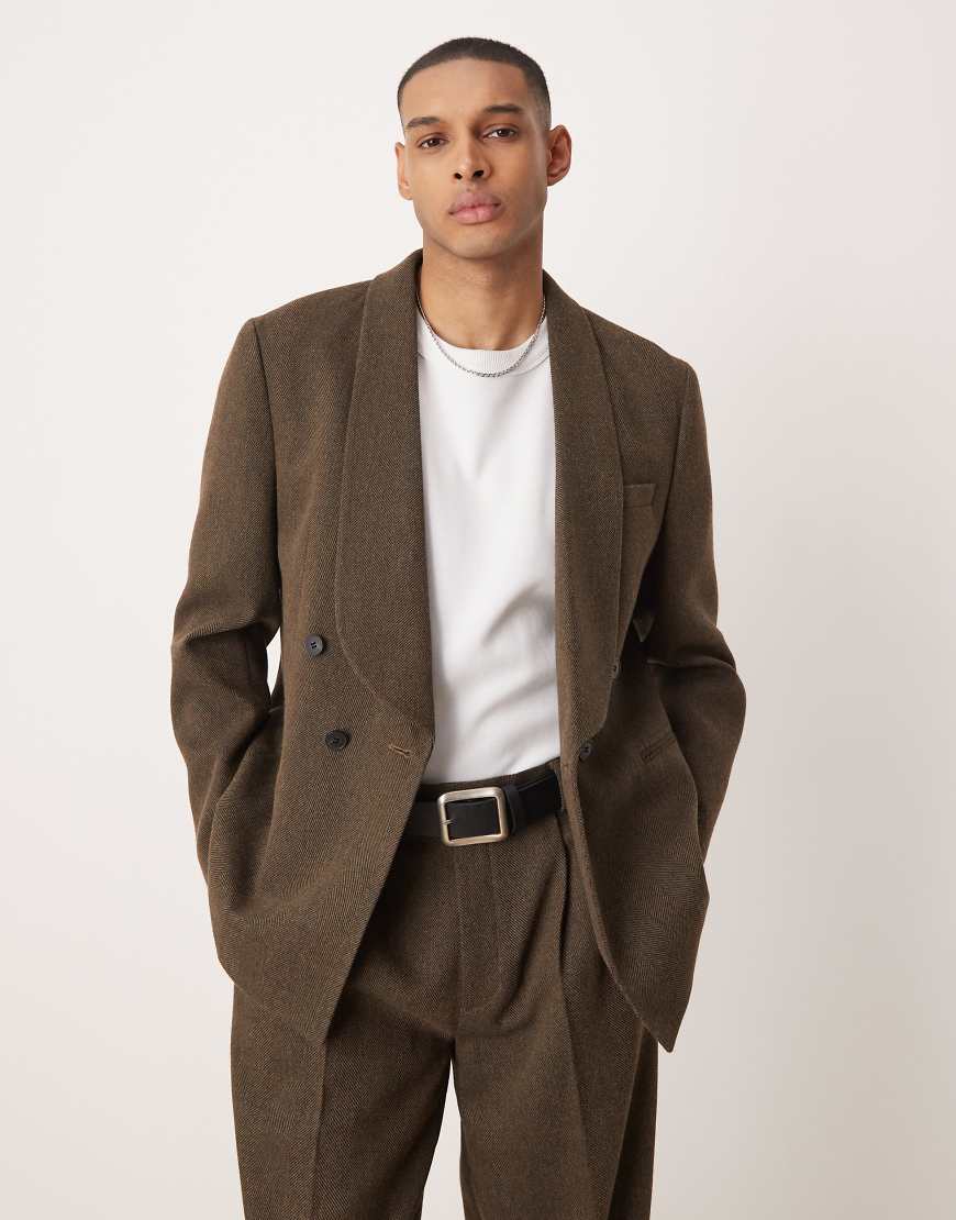 ASOS DESIGN - Zweireihige Anzugjacke in Braun mit Fischgrätmuster und regulärer Passform ASOS DESIGN - Zweireihige Anzugjacke in Braun mit Fischgrätmuster und regulärer Passform von ASOS DESIGN