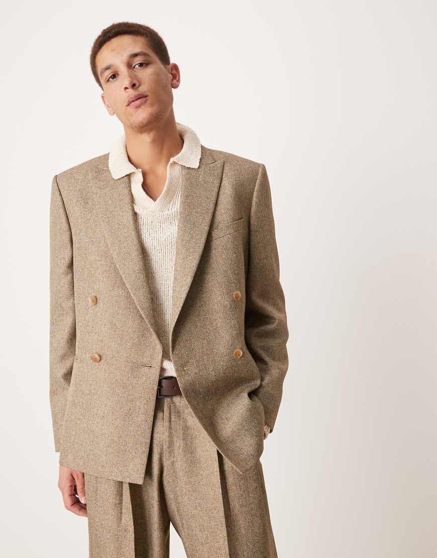 ASOS DESIGN - Zweireihige Anzugjacke mit Frischgrätmuster in Braun mit schmalem Schnitt ASOS DESIGN - Zweireihige Anzugjacke mit Frischgrätmuster in Braun mit schmalem Schnitt von ASOS DESIGN