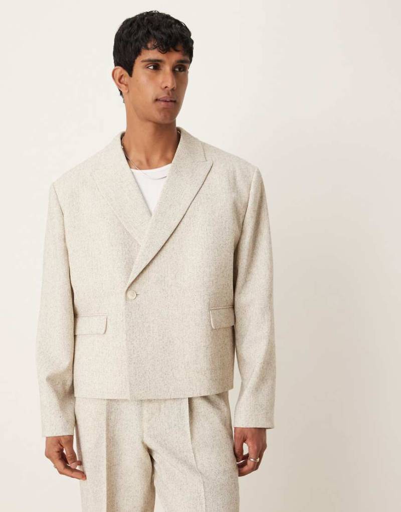 ASOS DESIGN - Zweireihige Boxy Cropped Fit Anzugjacke in Creme-Neutral von ASOS DESIGN