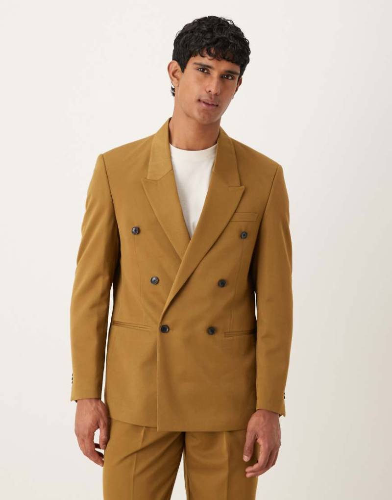 ASOS DESIGN - Zweireihige Regular Fit Anzugjacke aus Twill in Camel-Neutral von ASOS DESIGN