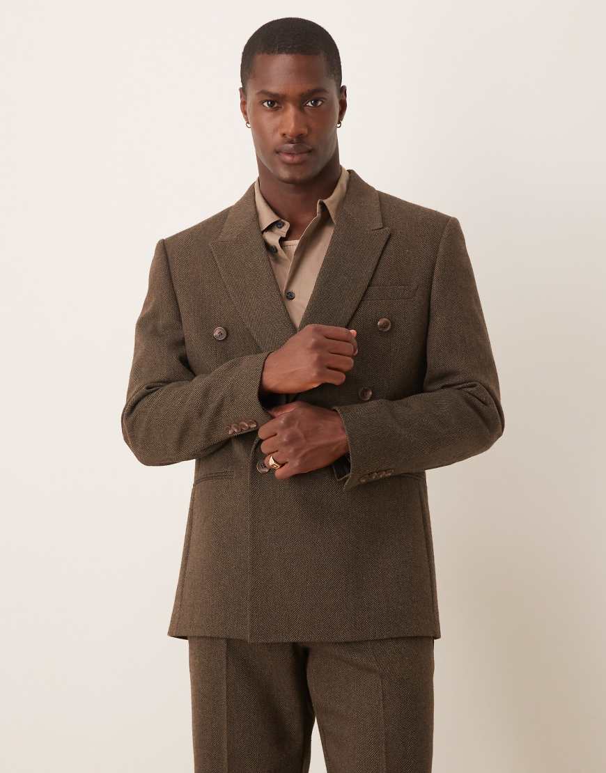 ASOS DESIGN - Zweireihige Regular Fit Anzugjacke in Braun aus Wollmix mit Fischgrätmuster von ASOS DESIGN