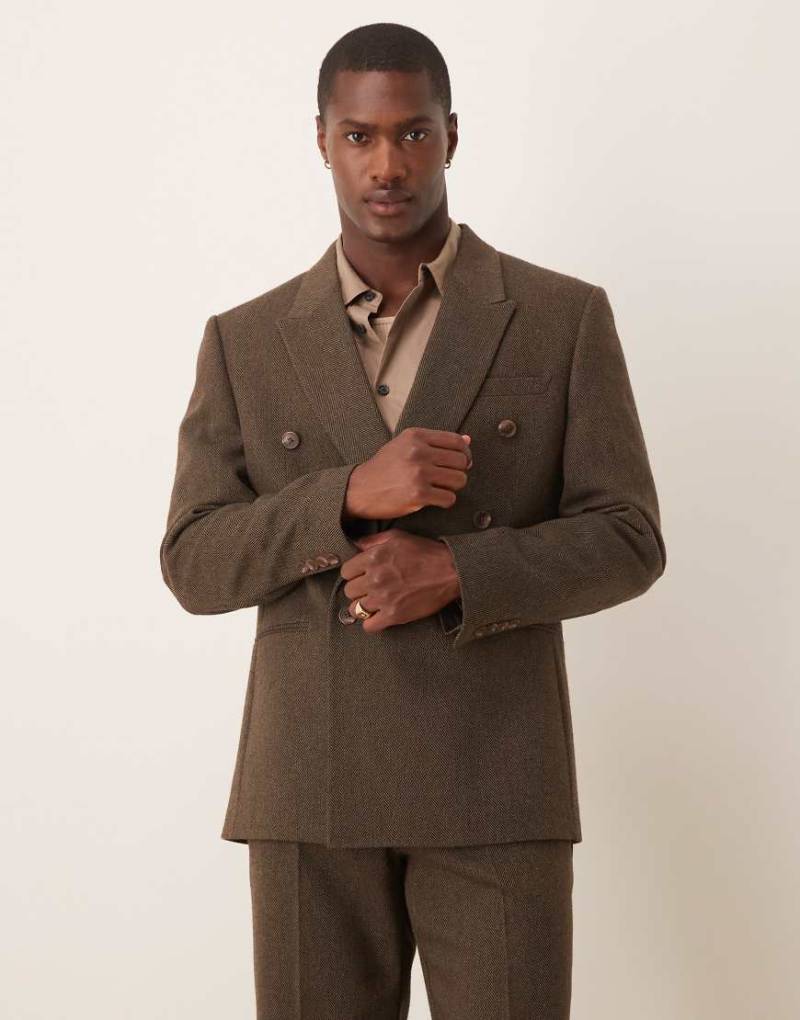 ASOS DESIGN - Zweireihige Regular Fit Anzugjacke in Braun aus Wollmix mit Fischgrätmuster von ASOS DESIGN