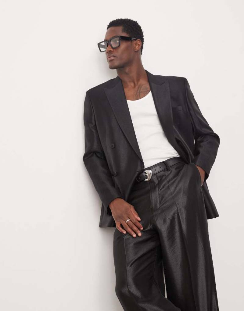 ASOS DESIGN - Zweireihige Regular Fit Anzugjacke in Schwaz aus Metallic-Satin-Schwarz von ASOS DESIGN