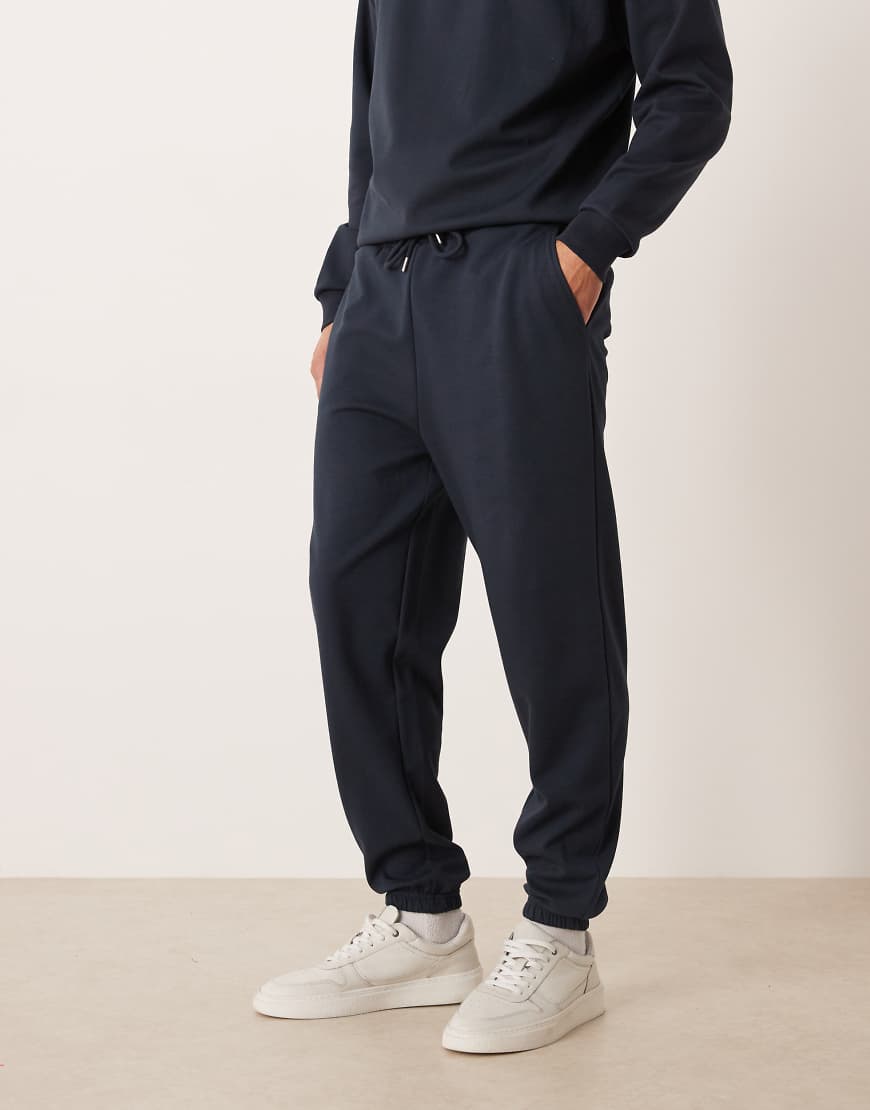 ASOS DESIGN - breatheMAX - Jogginghose in Marineblau mit schmal zulaufendem Bein, Kombiteil von ASOS DESIGN