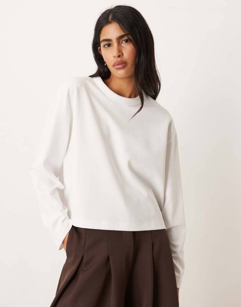 ASOS DESIGN - breatheMAX - Langärmliges, kastiges Cropped-T-Shirt in Weiß von ASOS DESIGN
