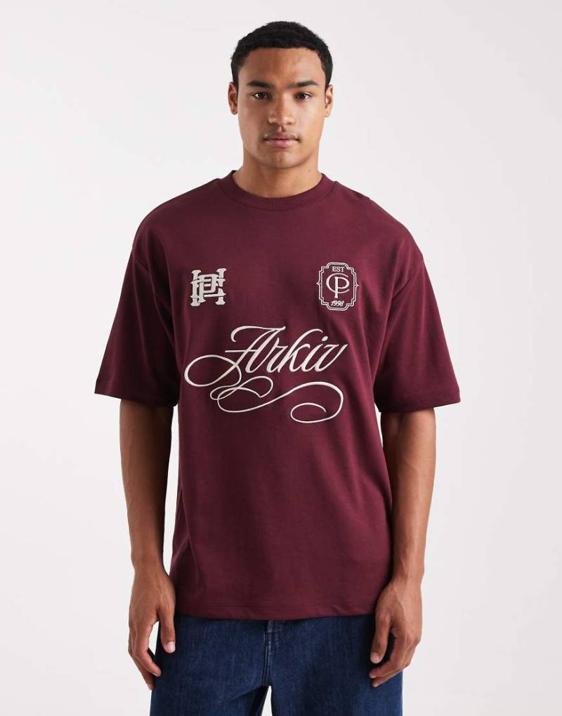 ASOS DESIGN - breatheMAX - Oversize-T-Shirt aus schwerem Stoff in Burgunderrot mit Sportmotiv-Stickereien von ASOS DESIGN