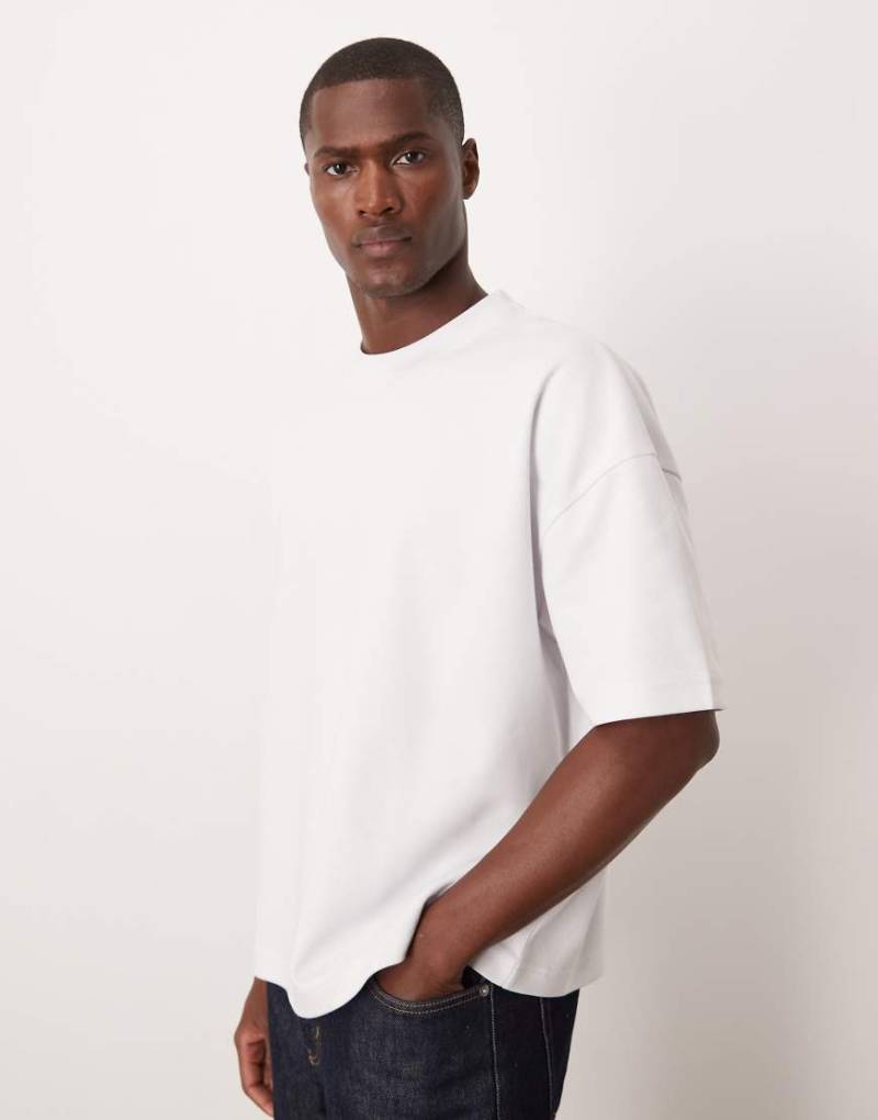 ASOS DESIGN - breatheMAX - Schweres, kastiges Oversize-T-Shirt in Weiß mit überschnittener Schulter von ASOS DESIGN