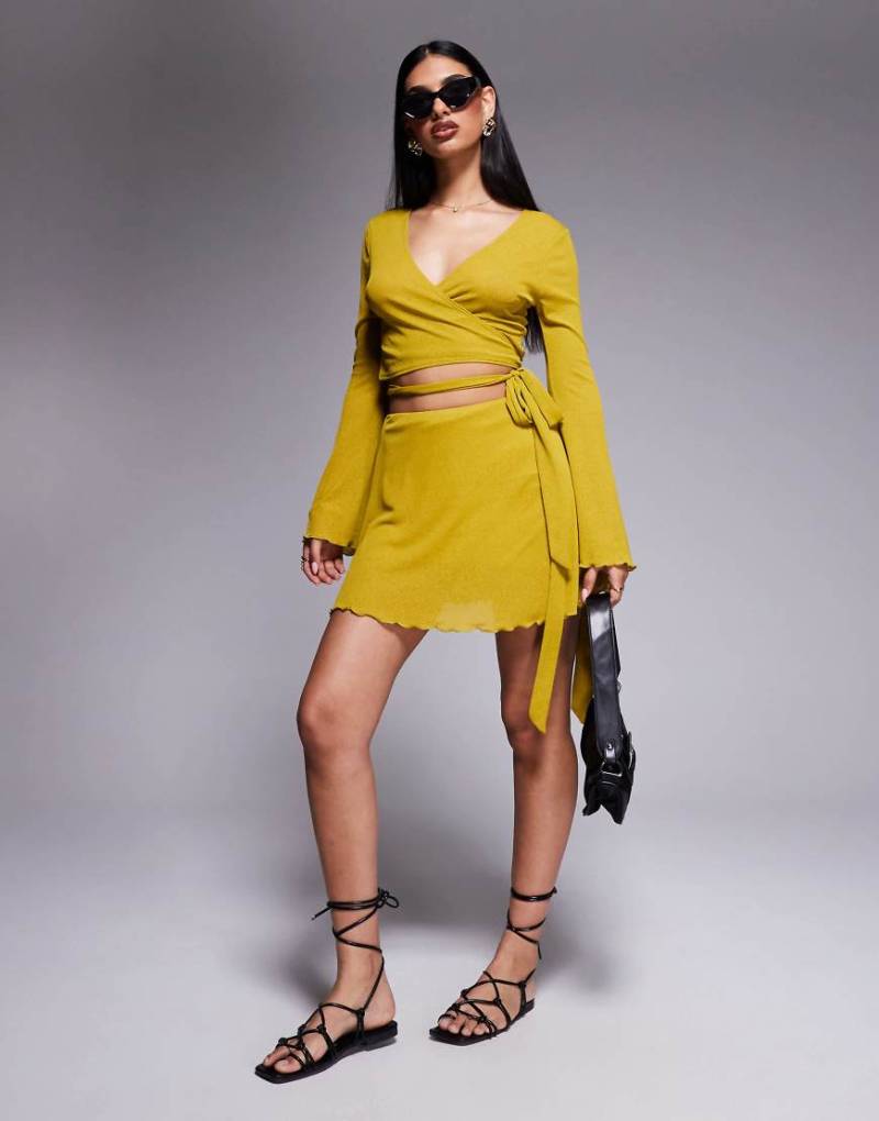 ASOS DESIGN - Kurzer Wickelrock in Chartreuse mit Rüschendetail und seitlichem Zierknoten, Kombiteil-Grün von ASOS DESIGN