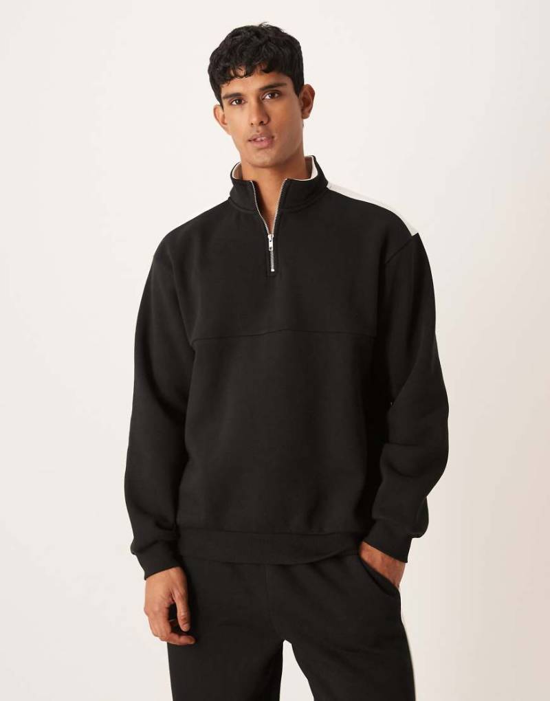 ASOS DESIGN - Sweatshirt in Schwarz mit Stehkragen, kurzem Reißverschluss und Einsatz in Patchwork-Optik, Kombiteil-Marineblau von ASOS DESIGN