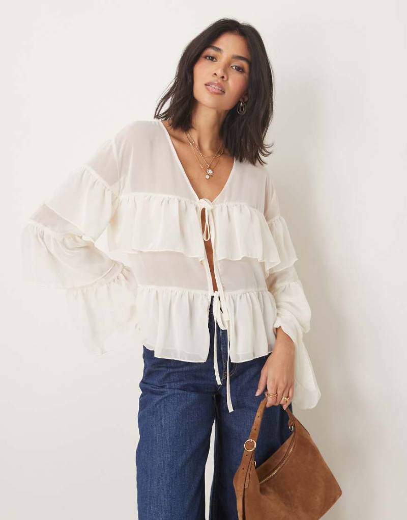 ASOS DESIGn - Boho-Bluse aus Chiffon in Cremeweiß mit Rüschen von ASOS DESIGN