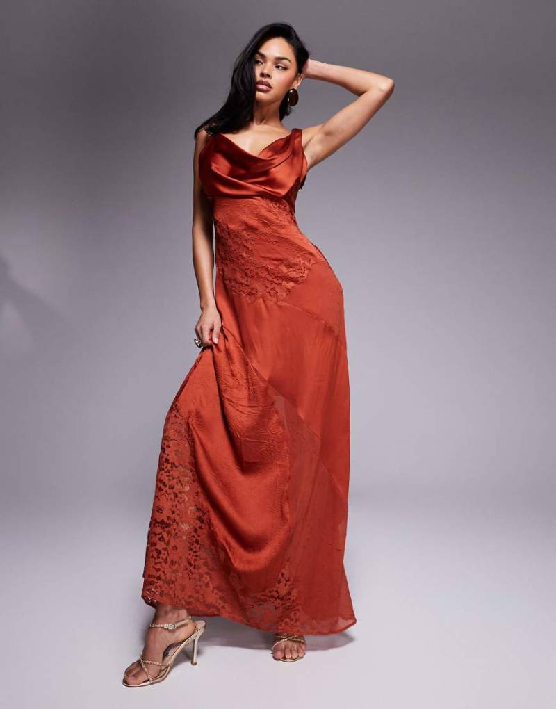 ASOS DESIGn - Maxikleid aus Satin in Rostrot mit Wasserfallausschnitt und Spitzenbahnen von ASOS DESIGN
