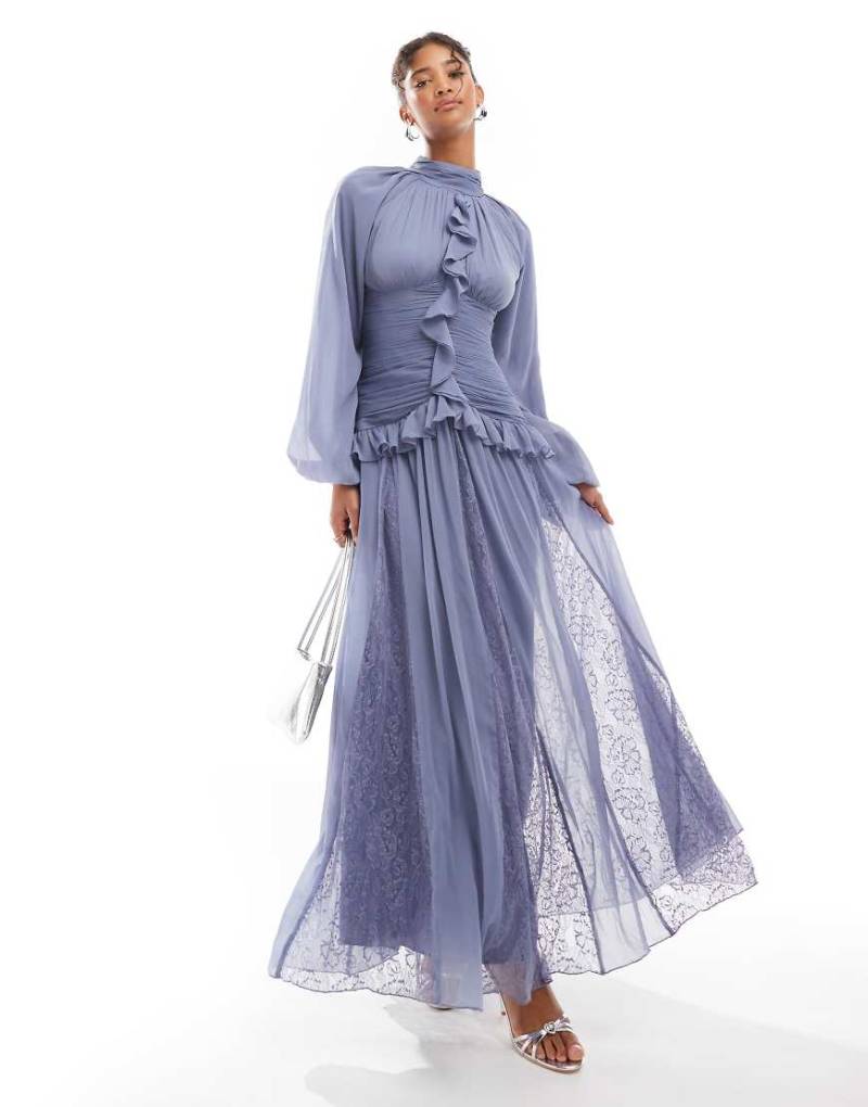ASOS DESIGn - Maxikleid in Blau gedeckt mit Wasserfall-Rüschen am Oberteil und Spitzen-Godetfalten von ASOS DESIGN