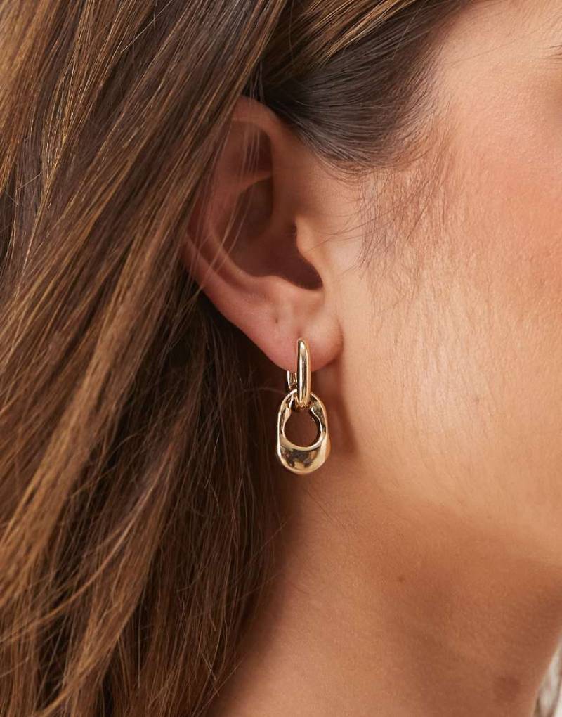 ASOS DESIGn - Ohrringe in Gold-Optik mit ineinandergreifendem Design-Goldfarben von ASOS DESIGN