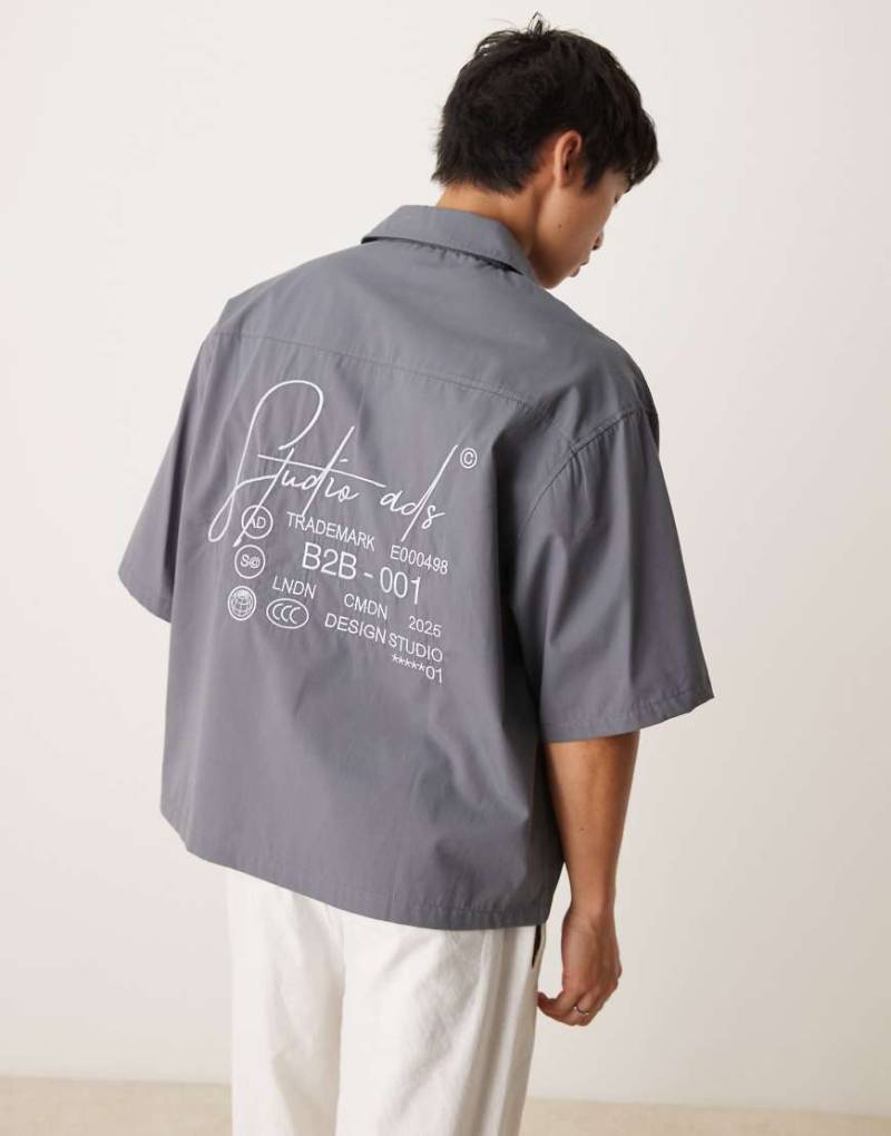 ASOS DESIGn - Oversize-Hemd in Dunkelgrau mit Stickerei und halblangen Ärmeln-Grün von ASOS DESIGN