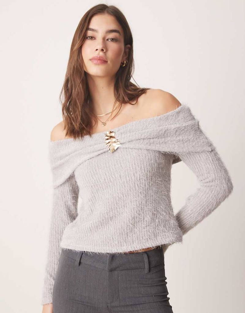 ASOS DESIGn - Schulterfreies Oberteil aus Chenille in Grau mit goldfarbener Verzierung von ASOS DESIGN