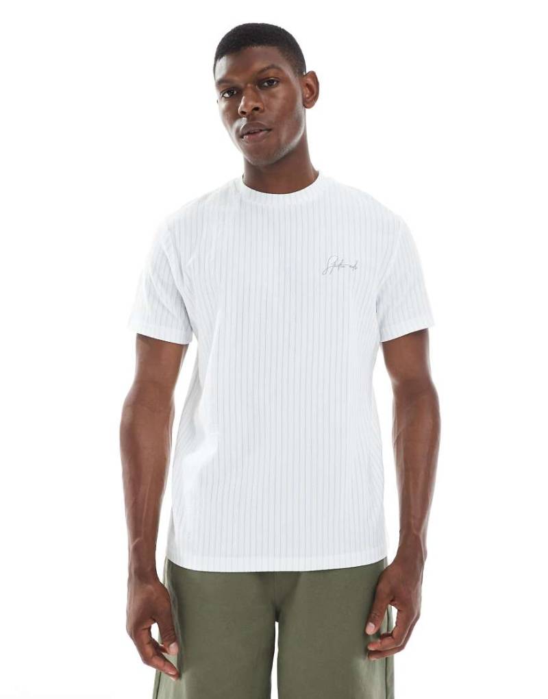ASOS DESIGn - T-Shirt mit strukturierten Streifen in Blau und Wollweiß und „Studio"-Stickerei von ASOS DESIGN