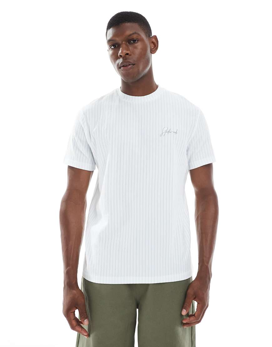 ASOS DESIGn - T-Shirt mit strukturierten Streifen in Blau und Wollweiß und „Studio"-Stickerei von ASOS DESIGN